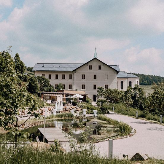 Bild enthält, Building, Housing, Villa, Outdoors, Grass, Nature, Scenery, Hotel, Water, Countryside