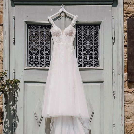 Bild enthält, Clothing, Dress, Fashion, Formal Wear, Gown, Wedding, Wedding Gown, Evening Dress