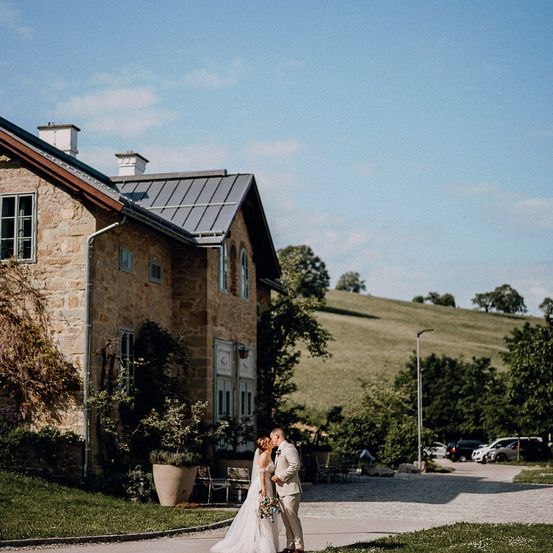 Bild enthält, Dress, Fashion, Formal Wear, Gown, Wedding Gown, Grass, Photography, Portrait, Neighborhood, Shelter