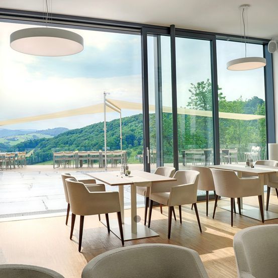 Bild enthält, Building, Dining Room, Dining Table, Furniture, Indoors, Table, Chair, Restaurant, Cafeteria, Interior Design