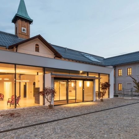 Bild enthält, Architecture, Building, House, Housing, Villa, Door, Plant, Indoors, Chair, Outdoors