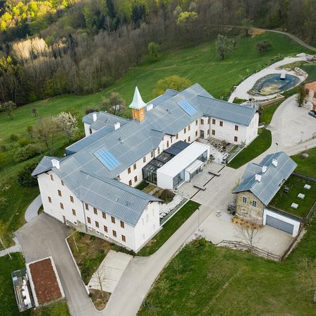 Bild enthält, Outdoors, Architecture, Building, Aerial View, Housing, House, Driveway