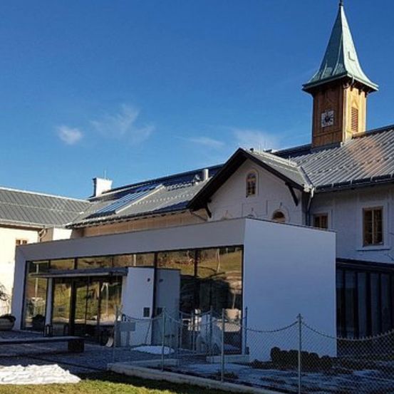 Bild enthält, Building, Housing, Villa, Monastery, Bell Tower, Neighborhood, Spire, City, Clock Tower, Hotel