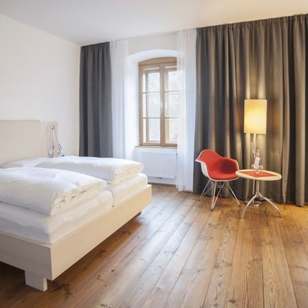 Bild enthält, Interior Design, Wood, Floor, Flooring, Home Decor, Hardwood, Bed, Furniture, Chair, Bedroom