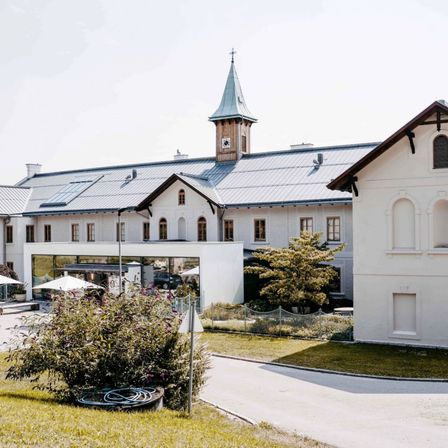Bild enthält, Suburb, Gothic Arch, Grass, Plant, Car, Building, Outdoors, Housing, Person, Spire