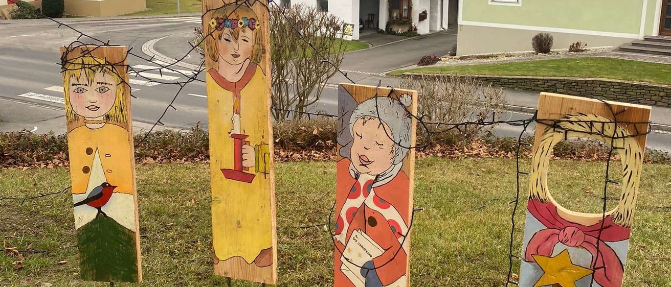 Bild enthält, Grass, Plant, Neighborhood, Outdoors, Nature, Yard, Advertisement, Face, Head, Person