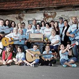 Bild enthält, Group Performance, Music Band, Musician, Performer, Person, People, Guitar, Adult, Male, Man