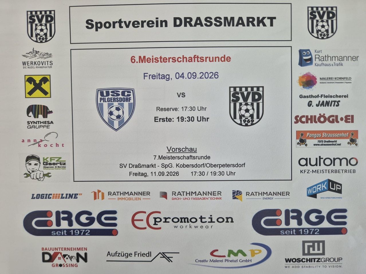 Ein weißer Plakat, das ein Fußballspiel zwischen Sportverein Drassmarkt und USC Pilgersdofr am 4. September 2026 ankündigt. Das Spiel beinhaltet ein Reservespiel um 17:30 und das Hauptspiel um 19:30. Das Plakat zeigt auch verschiedene Sponsoren und Logos.