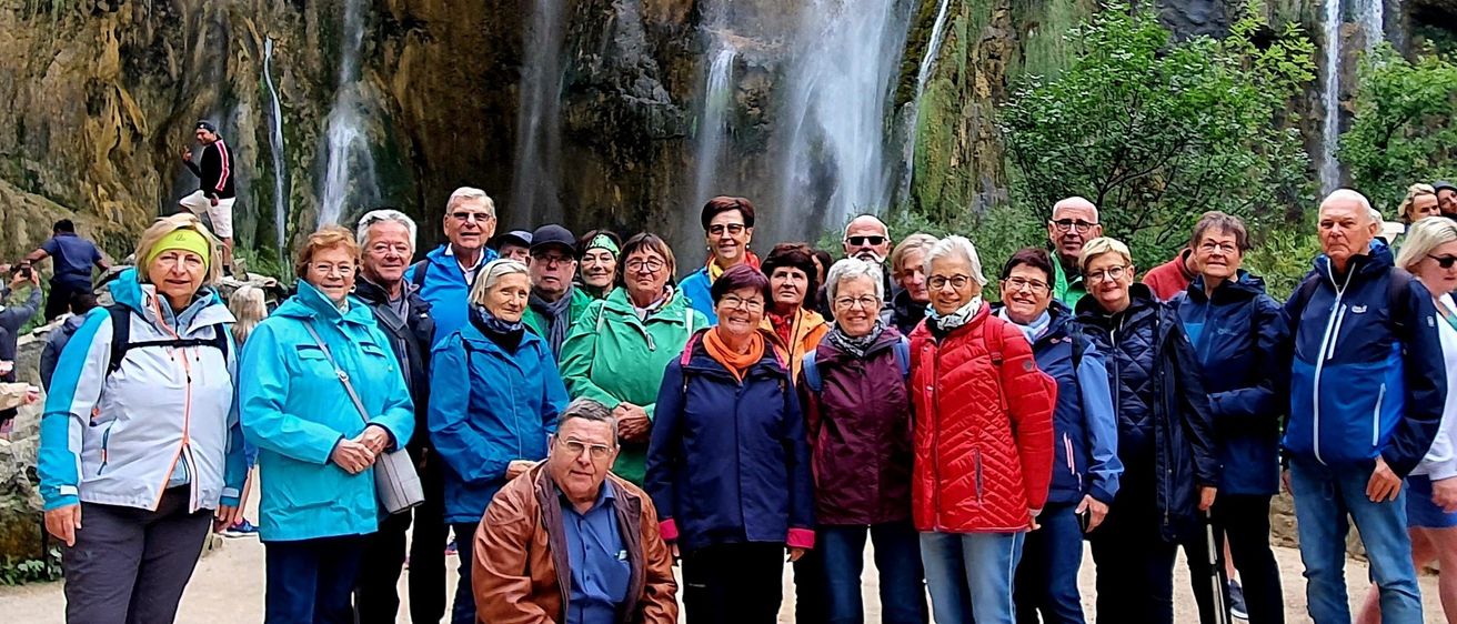 Bild enthält, People, Person, Coat, Pants, Nature, Outdoors, Jacket, Jeans, Shoe, Man