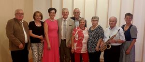 Bild enthält, Adult, Female, Person, Woman, Flooring, Male, Man, Coat, Groupshot, People