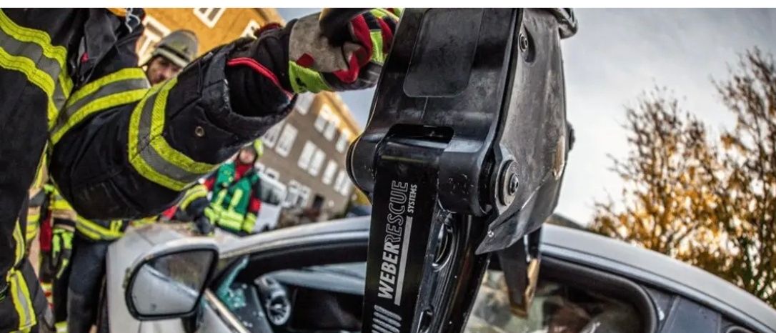 Ein Feuerwehrmann in Helm und Uniform arbeitet an einem Fahrzeug, möglicherweise wird es repariert. Der Text oben erklärt die Notwendigkeit alter Fahrzeuge für verschiedene Szenarien, nicht unbedingt verkehrstauglich.