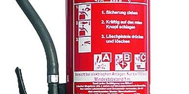 Ein roter Feuerlöscher mit der Aufschrift 'Feuerloscher' und Anweisungen und Sicherheitssymbolen. Der Körper ist zylindrisch, und er hat einen Düsenaufsatz und einen schwarzen Griff.