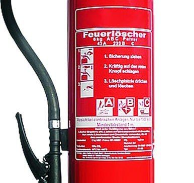 Ein roter Feuerlöscher mit der Aufschrift 'Feuerloscher' und Anweisungen und Sicherheitssymbolen. Der Körper ist zylindrisch, und er hat einen Düsenaufsatz und einen schwarzen Griff.
