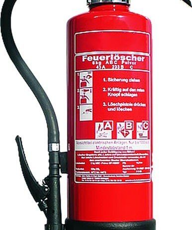 Ein roter Feuerlöscher mit der Aufschrift 'Feuerloscher' und Anweisungen und Sicherheitssymbolen. Der Körper ist zylindrisch, und er hat einen Düsenaufsatz und einen schwarzen Griff.