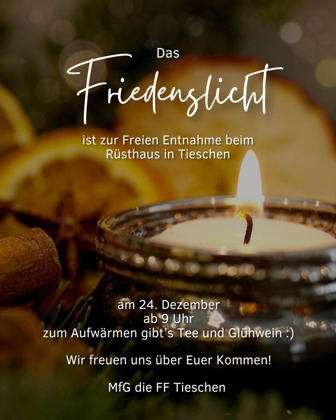 Eine Werbung für eine kostenlose Teepause in einem Restaurant in Tieschen. Im Vordergrund ist eine brennende Kerze.