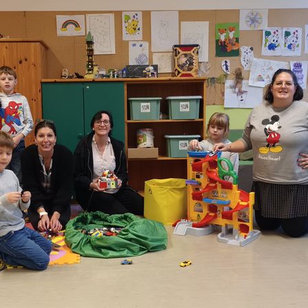 Bild enthält, Kindergarten, Adult, Female, Person, Woman, Boy, Child, Male, Flooring, Interior Design