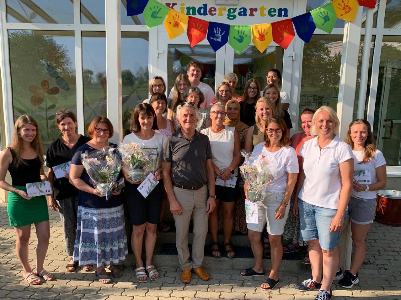Bild enthält, People, Person, Adult, Female, Woman, Girl, Teen, Blouse, Shorts, Groupshot