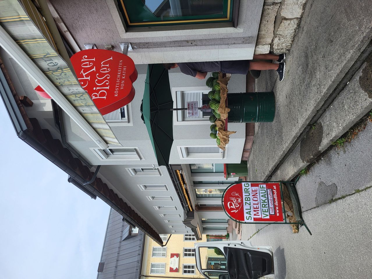 Bild enthält, Architecture, Building, Sign, Symbol, Restaurant, Person, City, Path, Street, Car