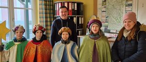 Bild enthält, People, Person, Adult, Female, Woman, Clothing, Coat, Face, Head, Fashion