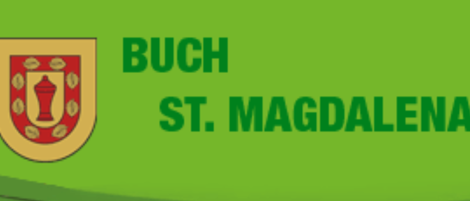 Ein grüner Hintergrund zeigt das Logo von Buch St. Magdalena. Das Logo besteht aus einem Schild mit rotem und gelbem Hintergrund, einer roten Vase in der Mitte und umgeben von Kaffeebohnen.