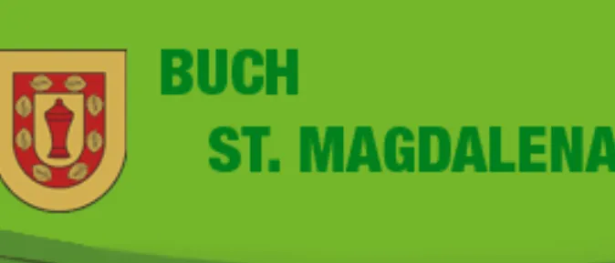 Ein grüner Hintergrund zeigt das Logo von Buch St. Magdalena. Das Logo besteht aus einem Schild mit rotem und gelbem Hintergrund, einer roten Vase in der Mitte und umgeben von Kaffeebohnen.