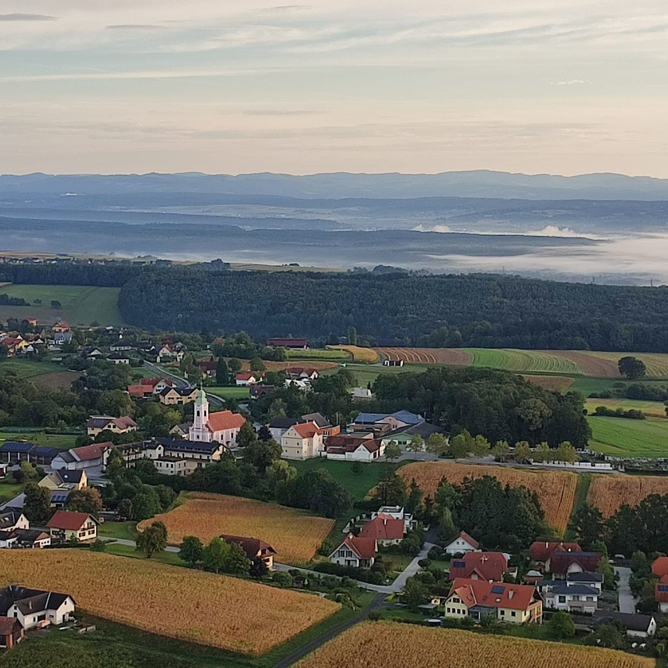 Bild enthält, Outdoors, Nature, Countryside, Rural, Architecture, Building, Village, Aerial View