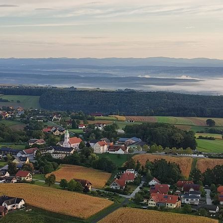 Bild enthält, Outdoors, Nature, Countryside, Rural, Architecture, Building, Village, Aerial View