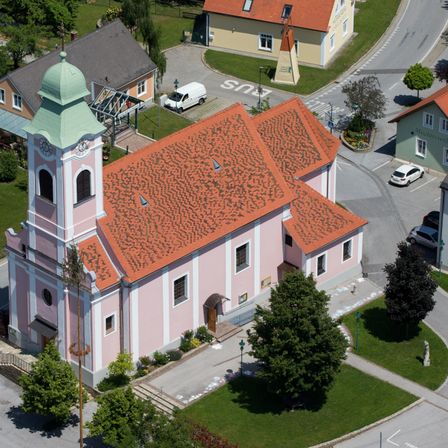 Bild enthält, Architecture, Building, Housing, Outdoors, House, Aerial View, Driveway, Car, Vehicle, Road