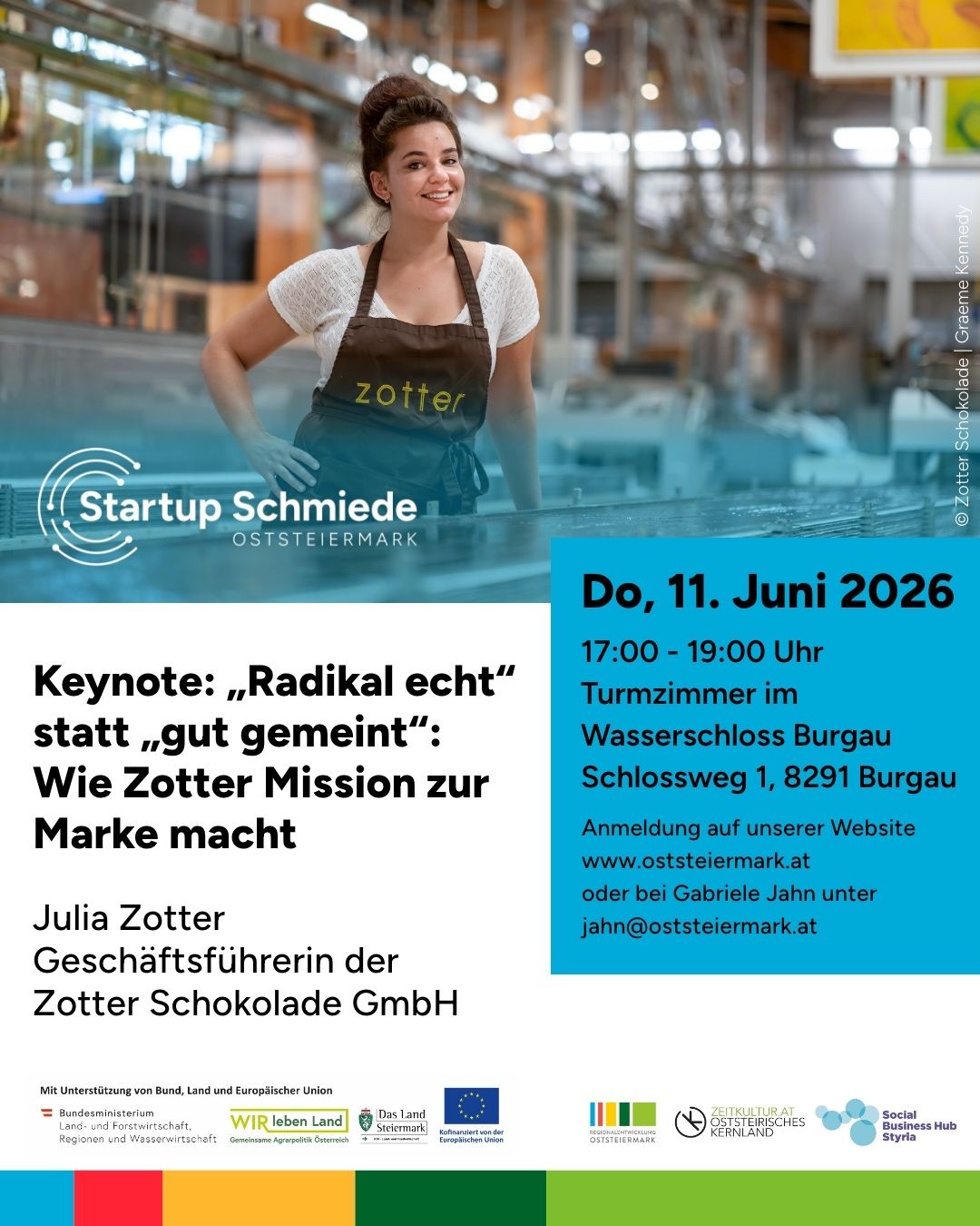 Ein Plakat zeigt Julia Zottel, die in einer Fabrik steht und ein Zottel-Schürze trägt. Das Plakat bewirbt einen Hauptvortrag über radikale Ehrlichkeit statt gut gemeint. Die Veranstaltung findet am 11. Juni 2026 von 17:00 bis 19:00 im Burgauer Wasserschloss statt.