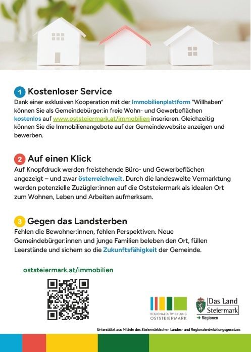 Eine Anzeige für eine Immobilienplattform, die drei Häuser und einen QR-Code zeigt. Der Text hebt kostenlose Dienste für das Inserieren von Wohn- und Gewerbeflächen hervor, eine landesweite Suchfunktion und die Bedeutung der Anwerbung neuer Bewohner für die Zukunftsfähigkeit der Gemeinde.