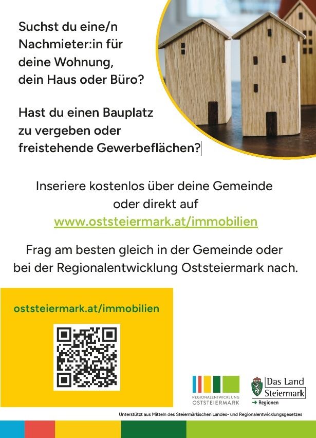 Ein Werbeplakat für Immobilienangebote in Oststeiermark, das ein hölzerne Hausmodell und einen QR-Code für weitere Informationen zeigt. Das Plakat enthält einen Website-Link und Kontaktdaten für Anfragen.