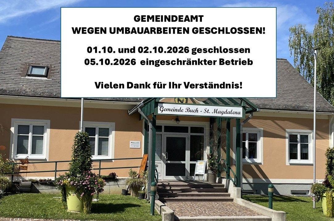 Ein Schild über dem Eingang eines Gebäudes besagt 'Gemeindeamt wegen Umbauarbeiten geschlossen' mit Daten und einer Dankesbotschaft. Der Eingang hat ein grünes Vordach, Stufen und Topfpflanzen.