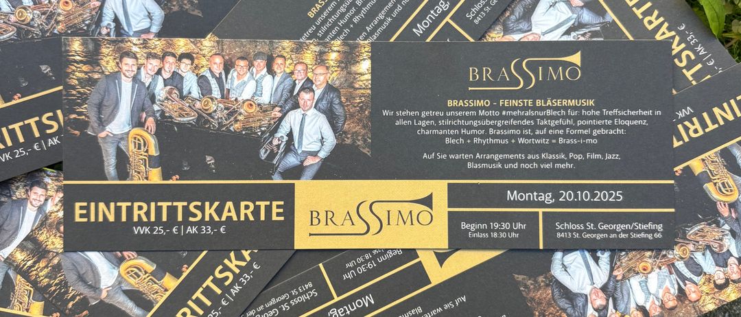 Mehrere Brassimo-Tickets liegen auf einer grünen Oberfläche. Die Tickets zeigen Bilder von Musikern und Text über eine bevorstehende Veranstaltung am 20. Oktober 2025.