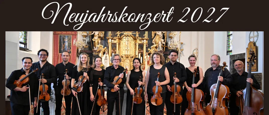 Eine Gruppe von Musikern posiert für ein Foto vor einem Altar.