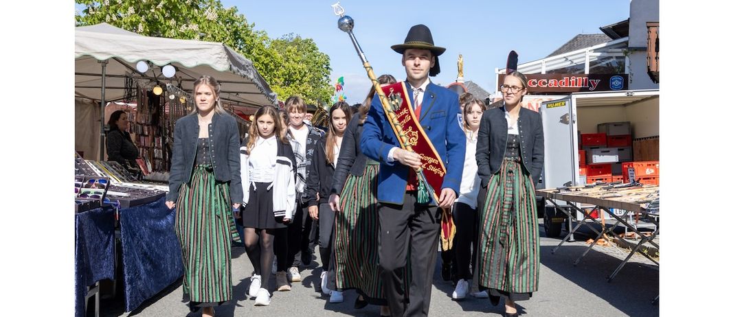 Bild enthält, People, Person, Adult, Female, Woman, Costume, Male, Man, Coat, Shoe