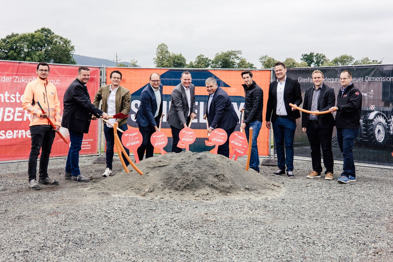 Bild enthält, Person, Worker, Gravel, Shoe, Groupshot, Adult, Male, Man, Glasses, Coat