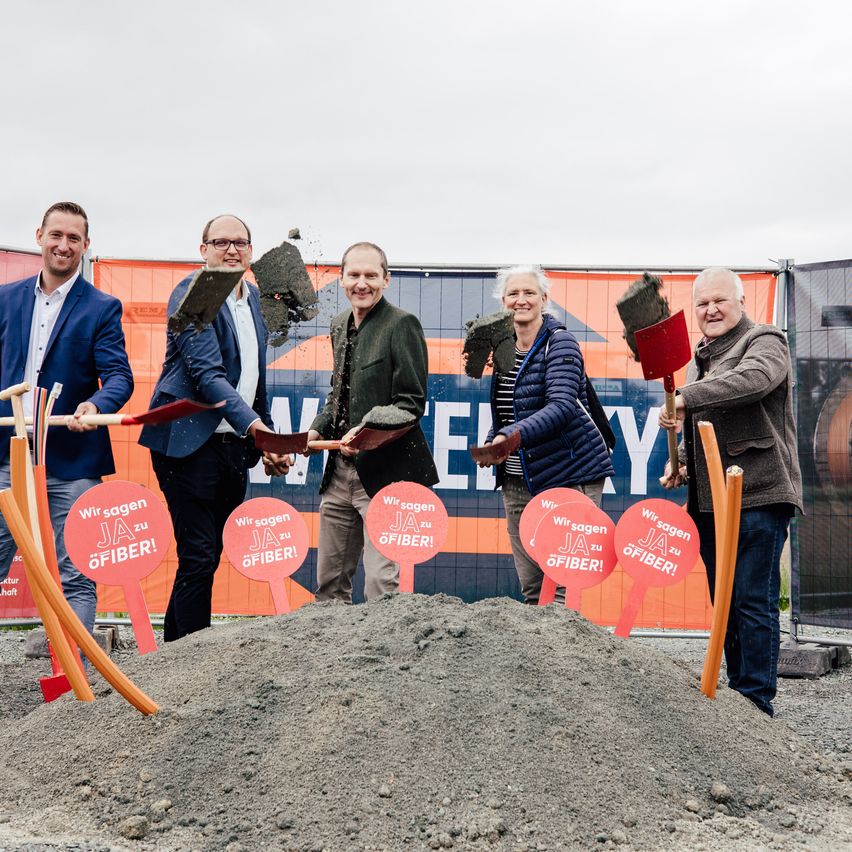 Bild enthält, Person, Worker, Adult, Male, Man, Female, Woman, Shoe, Glasses, Soil