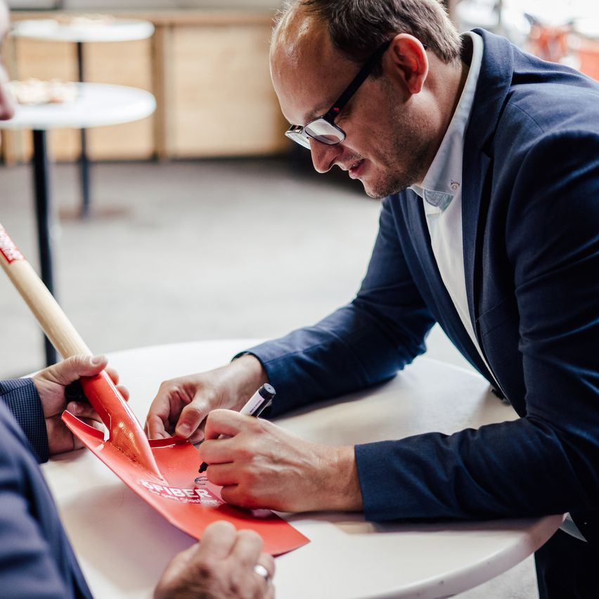 Bild enthält, Head, Person, Face, Adult, Male, Man, Female, Woman, Glasses, Pen