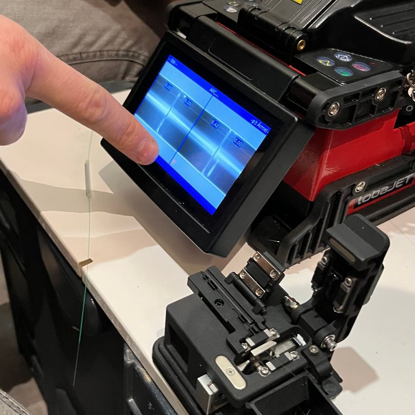 Bild enthält, Computer Hardware, Electronics, Hardware, Monitor, Screen, Camera, Video Camera, Baby, Person