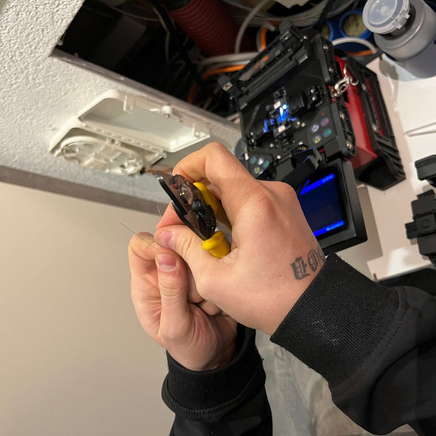 Bild enthält, Body Part, Finger, Hand, Person, Adult, Male, Man, Computer Hardware, Electronics, Hardware