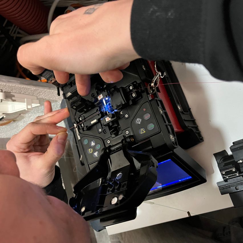 Bild enthält, Computer Hardware, Electronics, Hardware, Person, Body Part, Finger, Hand