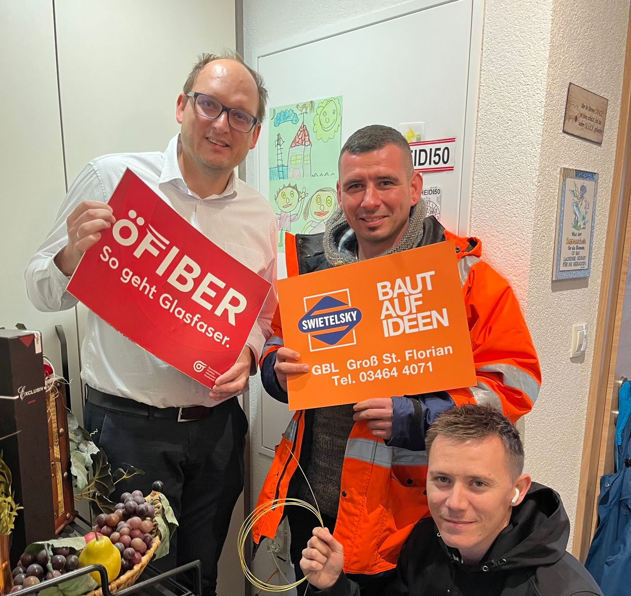 Bild enthält, Adult, Male, Man, Person, Glasses, Advertisement, Face, Poster, Indoors, People