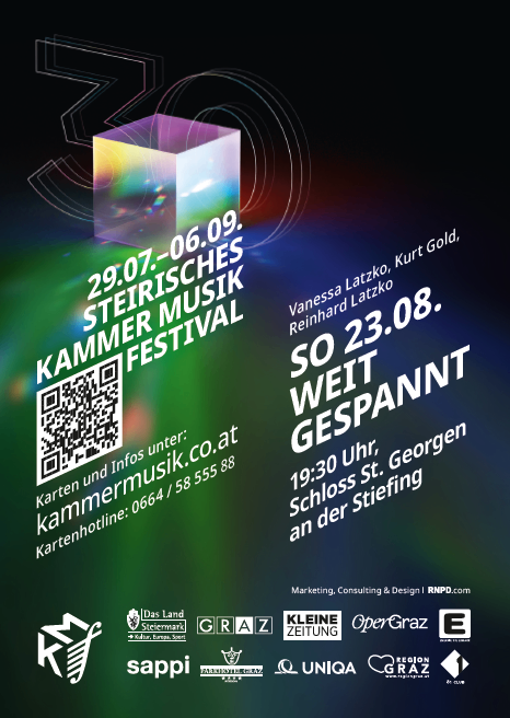 Plakat für das Steirische Kammermusik Festival mit einem bunten Würfel, QR-Code und Veranstaltungsdetails. Die Veranstaltung findet am 29. Juli und 23. August statt, mit Vanessa Latzko und Reinhard Latzko.