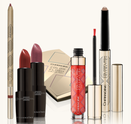 Verschiedene Make-up-Produkte, einschließlich Lippenstifte, Eyeliner und Lipglosses, sind in einer Reihe ausgestellt. Die Marke heißt 'Channonne', und die Farben reichen von Rot bis Schwarz. Ein Karton mit den Worten 'Cold Flash' ist ebenfalls vorhanden.