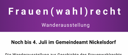 Ein Bild zeigt zwei Personen, die neben einem Banner mit Text stehen. Unter dem Bild sind Details zu einer Ausstellung über Frauenrechte in Nickelsdorf angegeben.