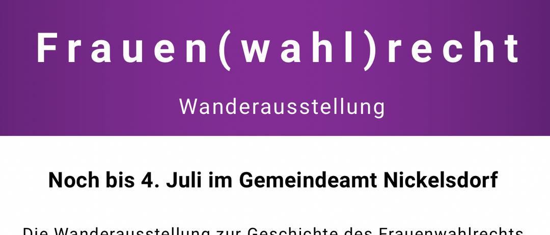 Ein Bild zeigt zwei Personen, die neben einem Banner mit Text stehen. Unter dem Bild sind Details zu einer Ausstellung über Frauenrechte in Nickelsdorf angegeben.
