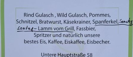 Wöchenliches Menü für die Woche. Bietet Rindergulasch, Wildgulasch, Pommes, Schnitzel, Bratwurst, Käsekrainer, Spanferkel. Ort: Untere Hauptstraße 58, Nickelsdorf 2425. Termine: 25.7-27.7.2025.