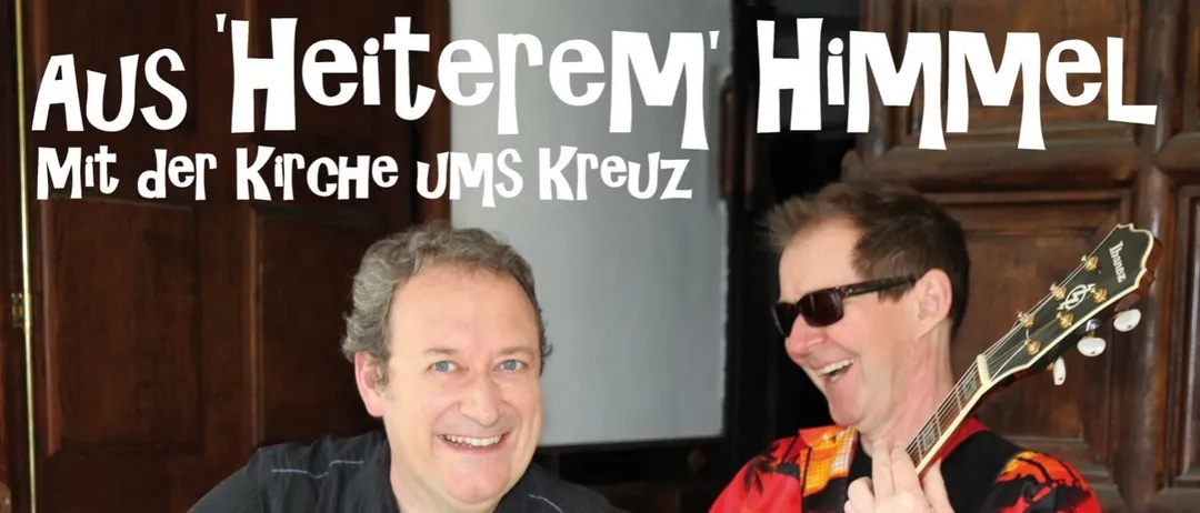 Zwei Männer, einer hält ein kleines Kirchenmodell, der andere spielt Gitarre, lächeln für ein Plakat. Auf dem Plakat steht: Oliver Hochkofler & Imo Trojan. Einladung zum gemeinsamen Lachen am Freitag, 10. April 2026, um 18 Uhr. QR-Code und Ticketpreise sind ebenfalls angegeben.