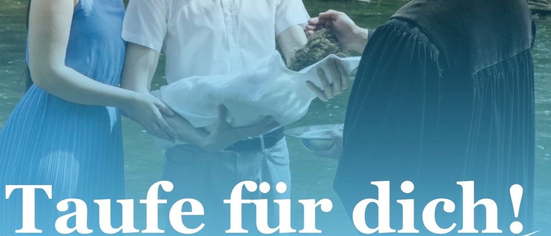 Ein Plakat für eine Taufe in einem Fluss. Ein Paar hält ein Baby, und ein Mann in einer Robe hält den Kopf des Babys. Der Text lautet 'Taufe für dich! Einfach und unkompliziert Taufe feiern mit der TaufAktion2026'. Datum und Ort sind angegeben.