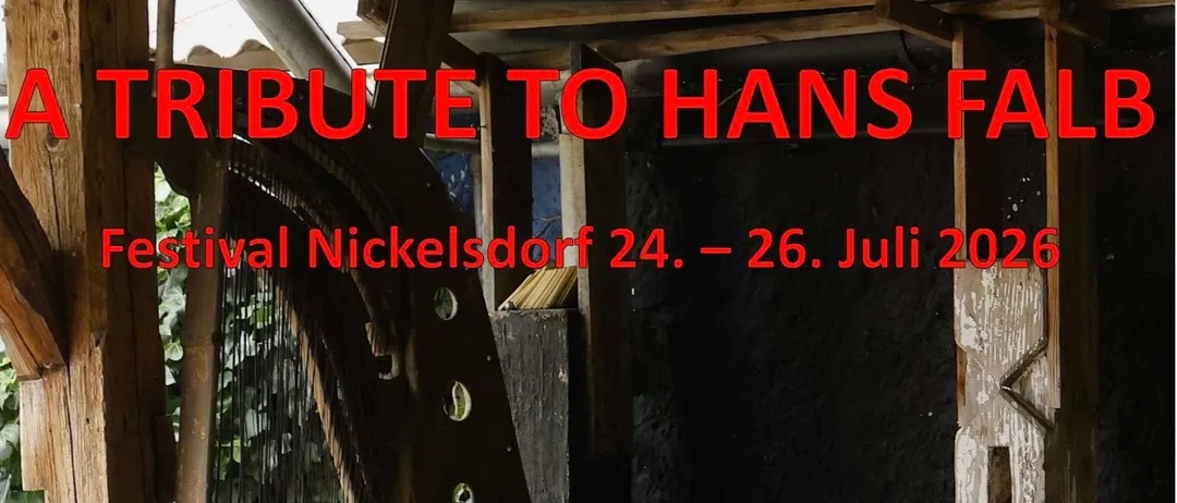 Plakat für ein Festival-Tribut an Hans Falb, mit einer Holzstruktur, einer Harfe und einem Stuhl, vor einem dunklen Hintergrund mit rotem Text.